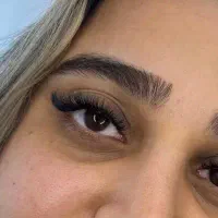 انجام خدمات در سالن زیبایی(اکستنشن مژه)