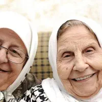 باریستا خانم و نیروی خدماتی خانم و اقا