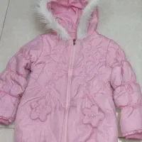 تعداد زیادی کاپشن و سویشرت و لباس بچگونه و دخترونه