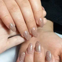 خدمات کاشت ناخن