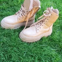 کفش|کیف، کفش، کمربند|باغ بهادران, |دیوار