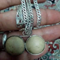 پلاک زنانه و مردانه و یک جفت مهره