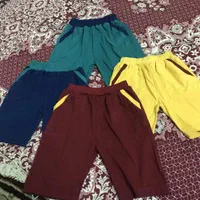 حدود ۵۰۰ تکه لباس و شلوارک نو یکجا فروشی