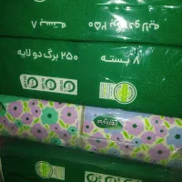 تعدادی دستمال کاغذی و نوار