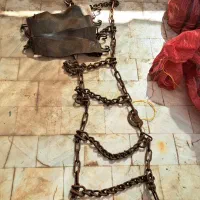 یک جفت زنجیر چرخ ماشین سنگین وکمک فنر ماشین سنگین