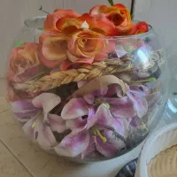 گل مصنوعی و گلدان