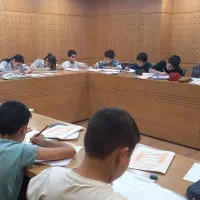 یک نفر مدرس کلاس های تیزهوشان در حد دکترا