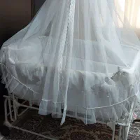 تخت گهواره کنار مادر
