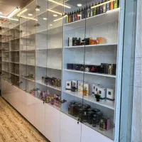 شلف دکوری قفسه کمددار با پیشخوان سه تکه ویترین دار
