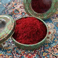 زعفران سوپر نگین اصل دشتخاک ۱ مثقالی  ظرف خاتم