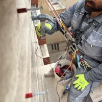 ترمیم نمای ساختمان با طناب