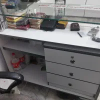 یک عدد میز کار با صندلی و یه جا جورابی ۵ طبقه