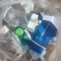 تعدادی وسایل آب خوری و بازی و تقویتی پرنده