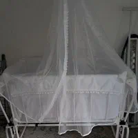 تخت گهواره ای کنار مادر