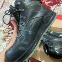 دو عدد کفش ایمنی|کیف، کفش، کمربند|کازرون, |دیوار