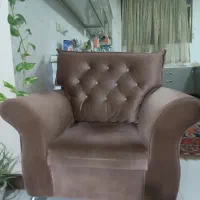 یک فرش و یک دست مبل