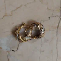 یه جفت گوشواره ویه عدد حلقه طلا
