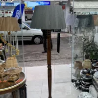 آباژور کنار سالنی چوبی کلاسیک