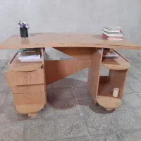 میز مطالعه و کامپیوتر