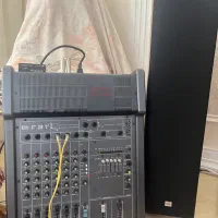 یک جفت باند jbl جی‌بی‌ال ، یک میکسر fbt