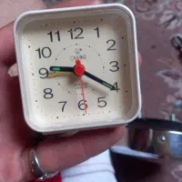 ساعت رومیزی کمر سفید اصل ژاپن طراحی کوچک و ساده