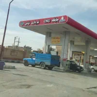 کارگر در جایگاه سوخت
