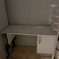 دوعدد میز تحریر و وسایل در حدنو