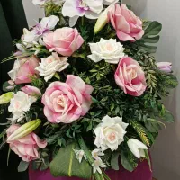 گلدان و دسته گل