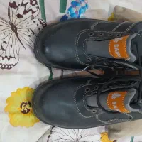 کفش.ایمنی|کیف، کفش، کمربند|کرج, ساسانی (قلمستان)|دیوار