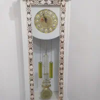 ساعت چوبی ایستاده و میز تلویزیون در حد نو