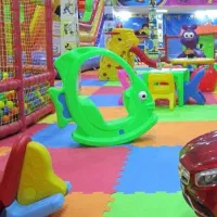 مربی و نیروی خدمات خانه بازی