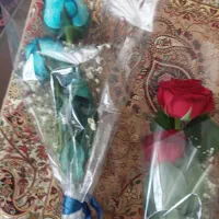 دسته گل دوتایی رز .قرمز و ابی