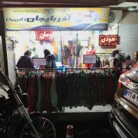 فروشنده آقا در فروشگاه پوشاک زنانه