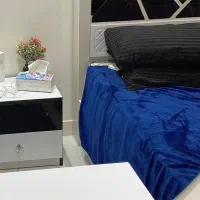 تخت یک نفره ی‌ چوبی در حد نو