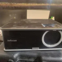 یک دستگاه ویدیو پرژکتور  HD