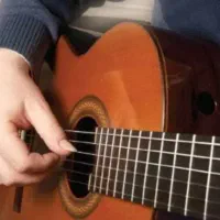 آموزش گیتار توسط مدرس خانم(ترمی ۸۰۰)