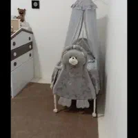تخت و گهواره کنار مادر