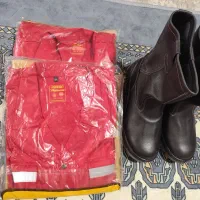 یک جفت کفش ایمنی و دو دست لباس کار