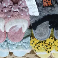 دمپایی گرم زمستانی داخل خانە