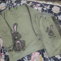تعدادی لباس در حد نونو بفروش میرسد