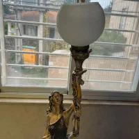 اباژور مجسمه بانو مشعل و میزش|چراغ خواب و آباژور|رشت, گلباغ نماز|دیوار