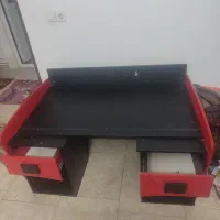 تخت یکنفره و میز یزرگ و شیک