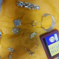 مقداری طلا بفروش میرسد