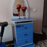 آیینه درآور و گنجه و فرش