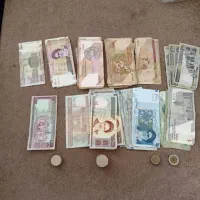 تعداد زیادی اسکناس و سکه قدیمی