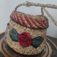 سبد حصیری و سینی و گلدان
