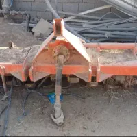 تعداد زیادی ادوات کشاورزی تراکتور