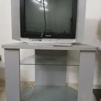 تلویزیون فلت سالم با میز سالها بدون استفاده