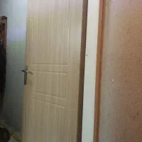 ۲عدد درب  ورودی تمام چوب با قفل و یراق جنس خوب