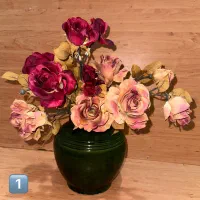 تعدادی گل مصنوعی